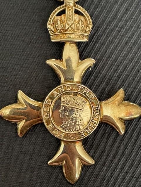 QUEEN ELIZABETH II ORIGINAL MBE MEDAL AND CASE OF ISSUE WITH CARD.