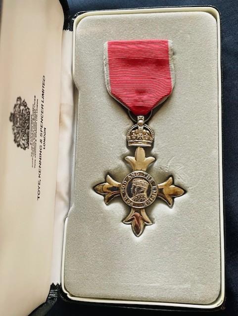 QUEEN ELIZABETH II ORIGINAL MBE MEDAL AND CASE OF ISSUE WITH CARD.