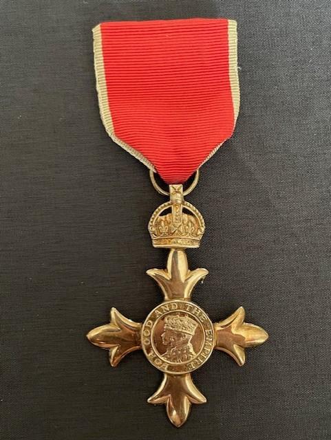 QUEEN ELIZABETH II ORIGINAL MBE MEDAL AND CASE OF ISSUE WITH CARD.