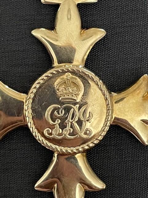 QUEEN ELIZABETH II ORIGINAL MBE MEDAL AND CASE OF ISSUE WITH CARD.