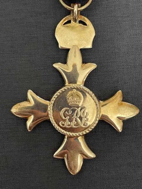QUEEN ELIZABETH II ORIGINAL MBE MEDAL AND CASE OF ISSUE WITH CARD.