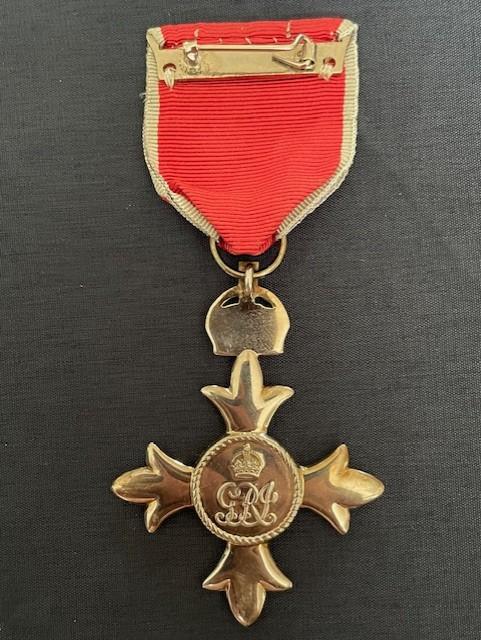 QUEEN ELIZABETH II ORIGINAL MBE MEDAL AND CASE OF ISSUE WITH CARD.