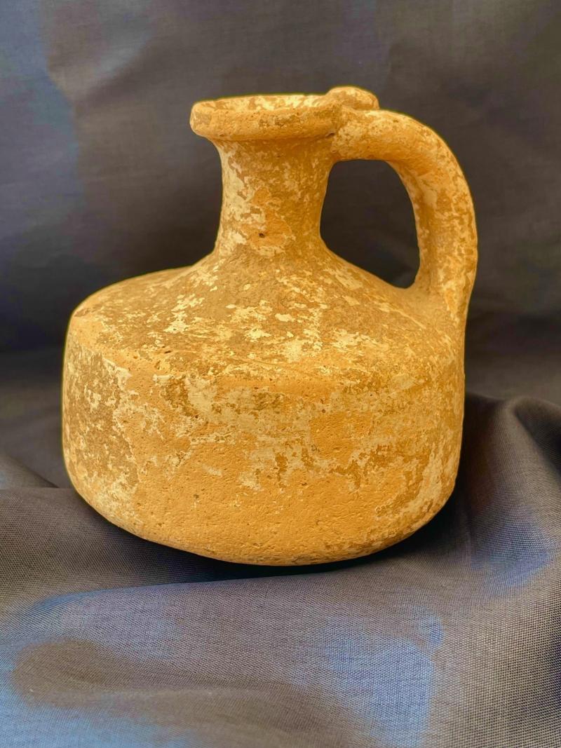 ROMAN TERRACOTTA JUG WITH CYLINDRICAL BODY DATING FROM THE BIRTH OF JESUS CHRIST.