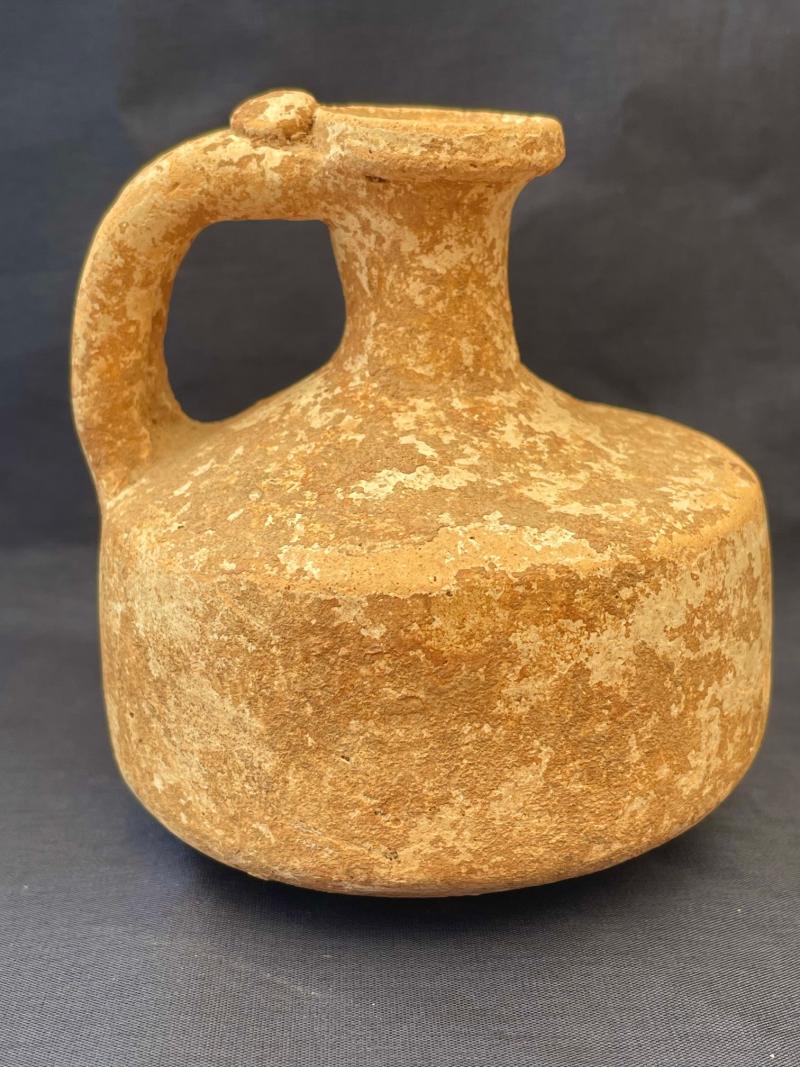 ROMAN TERRACOTTA JUG WITH CYLINDRICAL BODY DATING FROM THE BIRTH OF JESUS CHRIST.