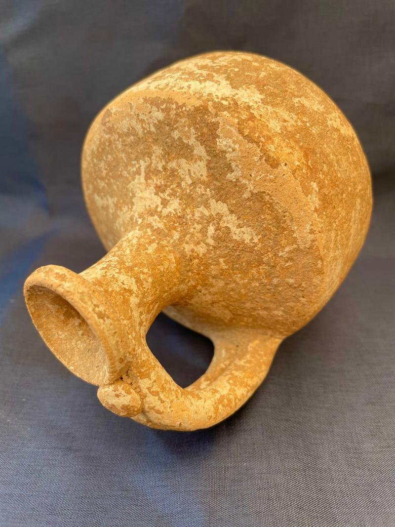 ROMAN TERRACOTTA JUG WITH CYLINDRICAL BODY DATING FROM THE BIRTH OF JESUS CHRIST.