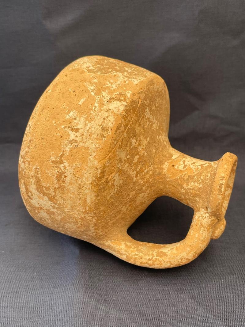 ROMAN TERRACOTTA JUG WITH CYLINDRICAL BODY DATING FROM THE BIRTH OF JESUS CHRIST.