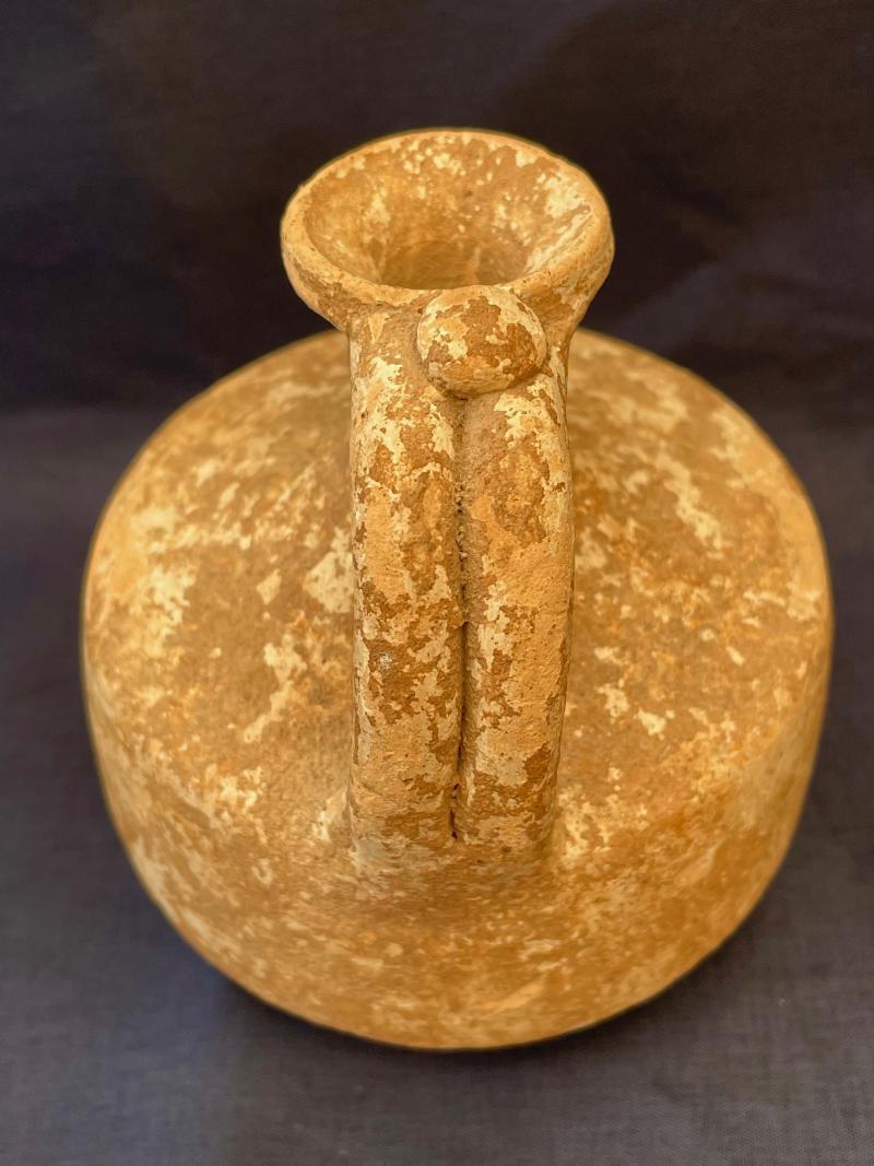 ROMAN TERRACOTTA JUG WITH CYLINDRICAL BODY DATING FROM THE BIRTH OF JESUS CHRIST.