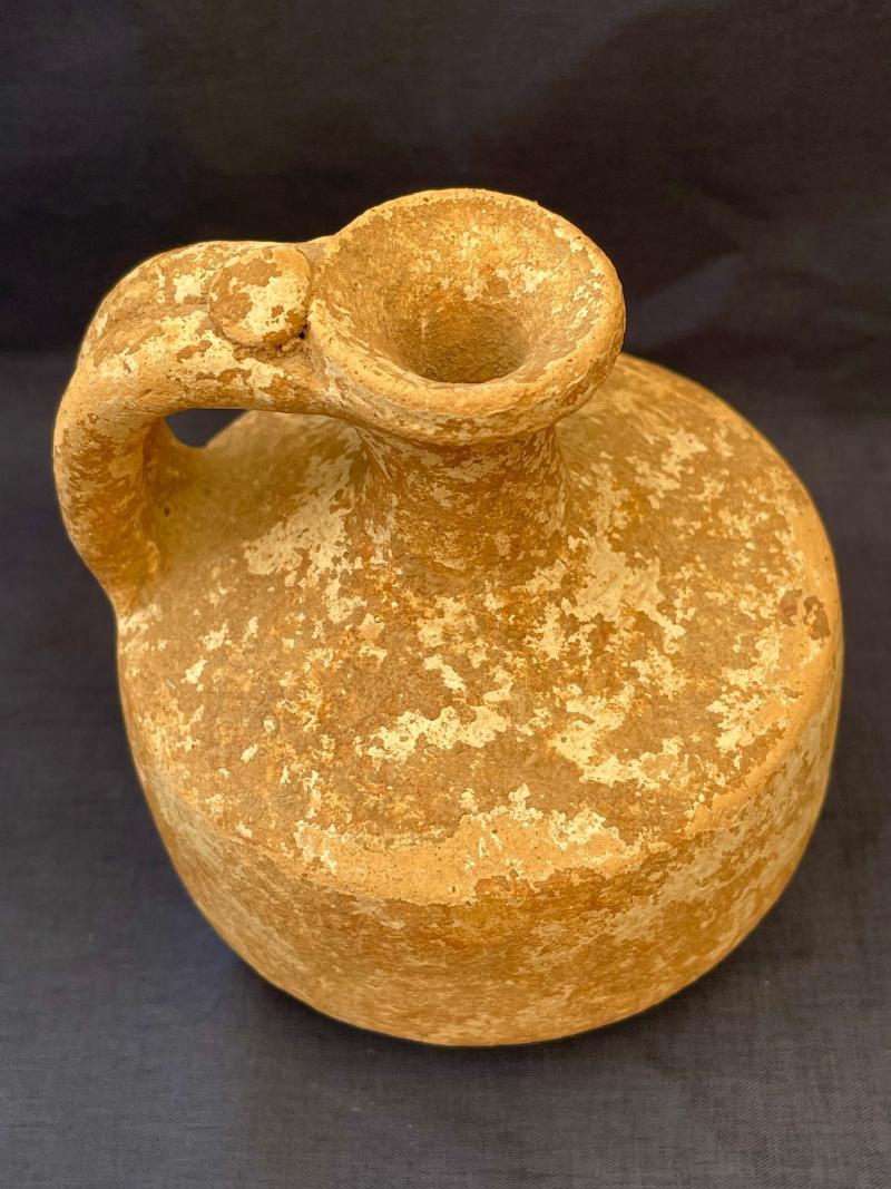 ROMAN TERRACOTTA JUG WITH CYLINDRICAL BODY DATING FROM THE BIRTH OF JESUS CHRIST.