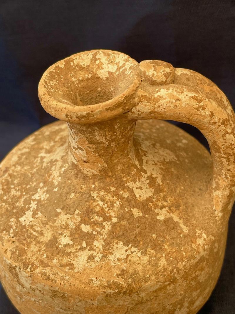 ROMAN TERRACOTTA JUG WITH CYLINDRICAL BODY DATING FROM THE BIRTH OF JESUS CHRIST.