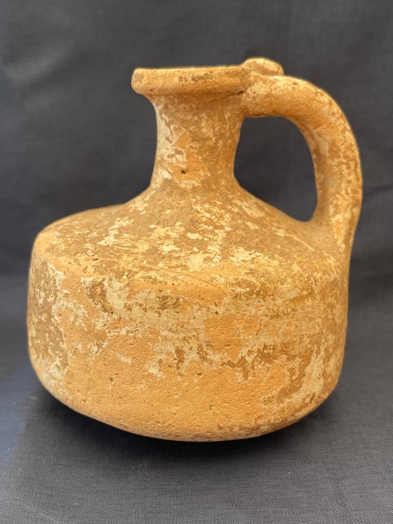 ROMAN TERRACOTTA JUG WITH CYLINDRICAL BODY DATING FROM THE BIRTH OF JESUS CHRIST.