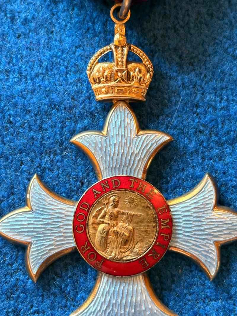 FANTASTIC WW1 WARTIME BRITISH CASED 1ST TYPE MILITARY CBE MEDAL.